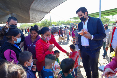 Asiste el Presidente Municipal Carlos Peña Ortiz, a la colonia Álvaro Obregón y lleva mensaje navideño