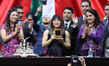 Recibe Alexa Moreno Medalla al Mérito Deportivo