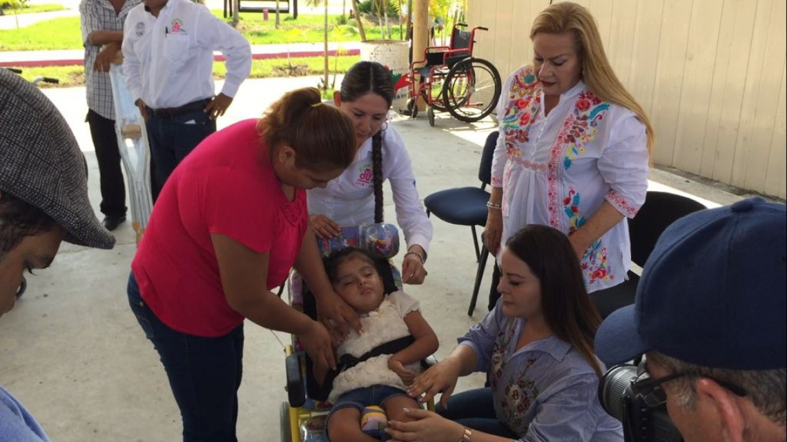 Entregan aparatos funcionales a personas con alguna discapacidad