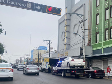 Retiran autos abandonados en vía pública 