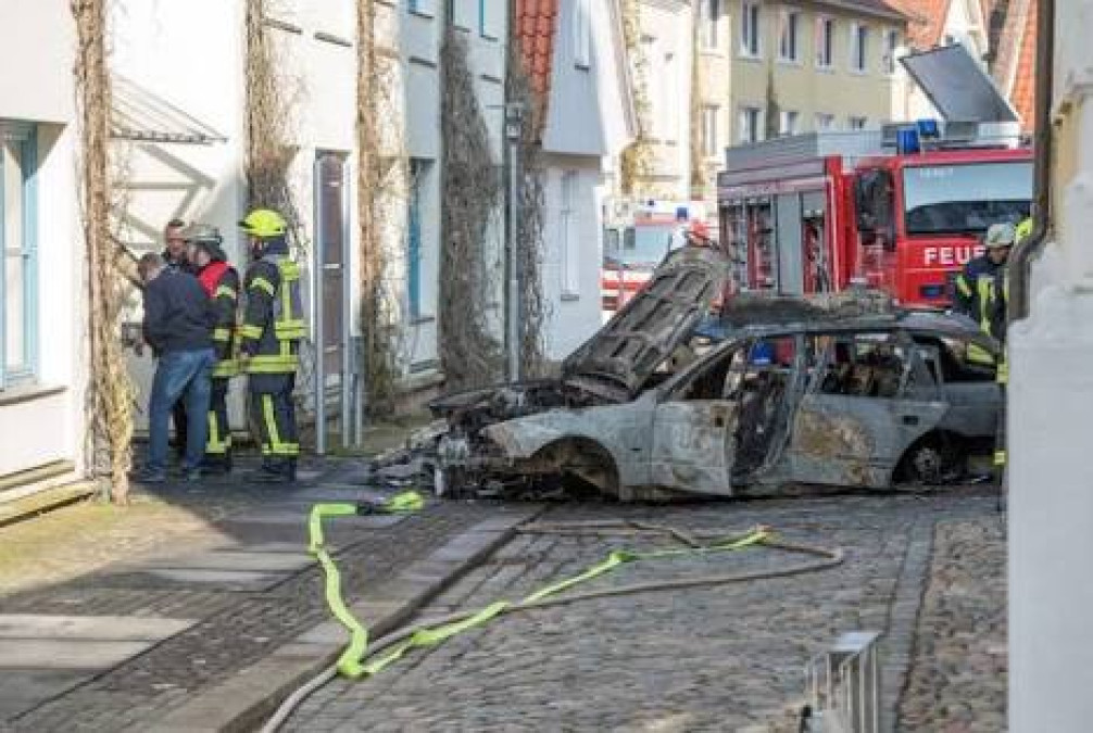 Explota coche cargado con balones de gas propano en el ayuntamiento de Verden, Alemania