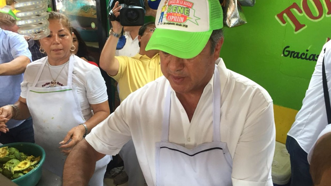 El Bronco prepara y come la tradicional torta de a barda