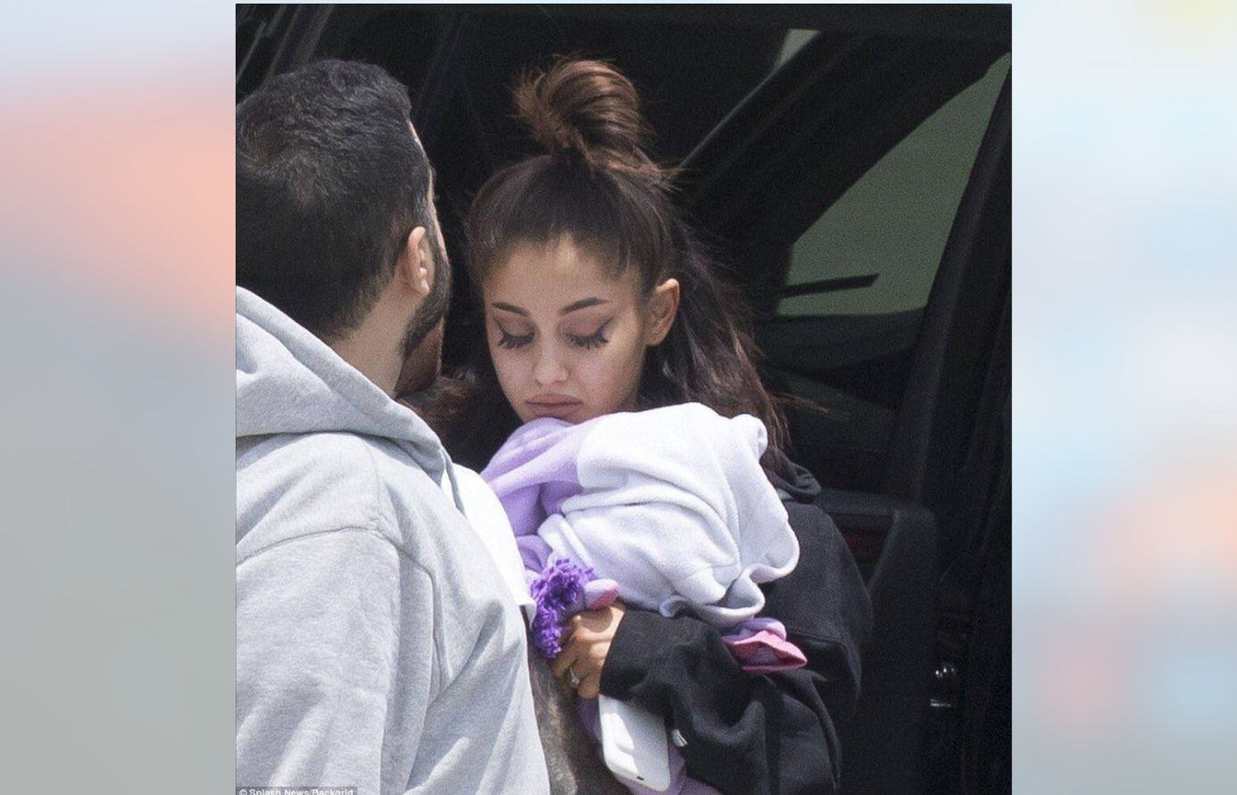 Captan a Ariana Grande llegando a EU después de atentados