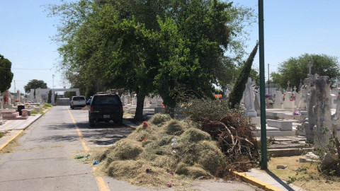 Ayuntamiento de Nuevo Laredo comenzó con las labores de limpieza y mantenimiento en panteones municipales por el Día de Muertos 