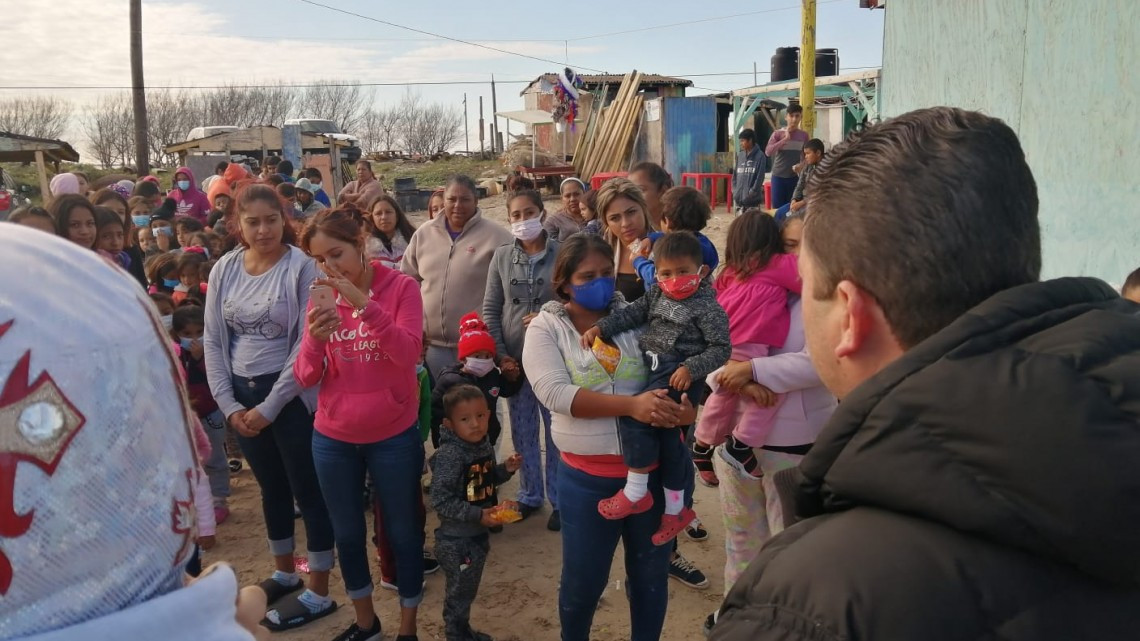 Barra de abogados entrega regalos a niños de la Playa Bagdad