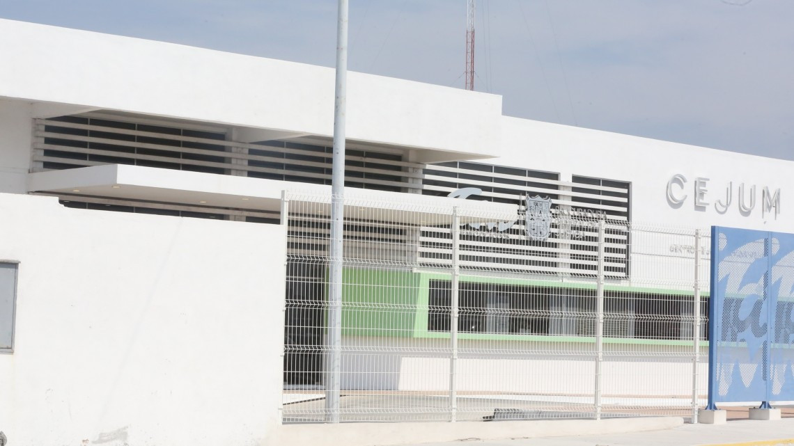 Francisco Cabeza Vaca visita el Centro de Justicia para las Mujeres