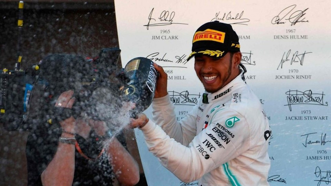 Lewis Hamilton se lleva el GP de España, Checo Pérez termina en la posición quince