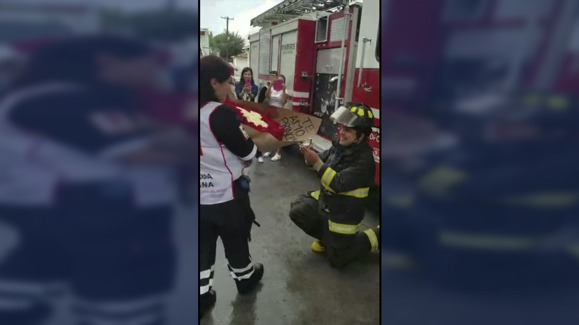 Bombero le pide matrimonio a su  novia de manera original