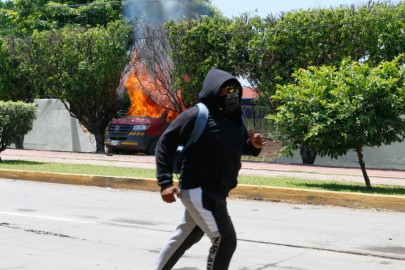 Caso Ayotzinapa: Manifestantes lanzan explosivos a instalaciones de SEGOB