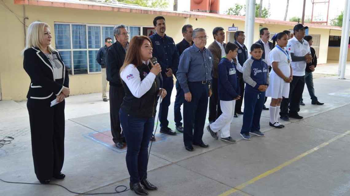 Reconoce alcaldesa gran desempeño de alumnos deportistas 