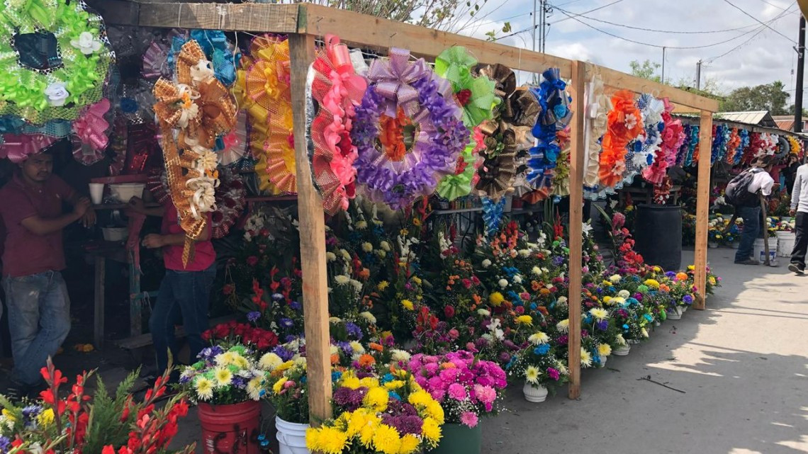 Matamorenses visitan panteones de la localidad 