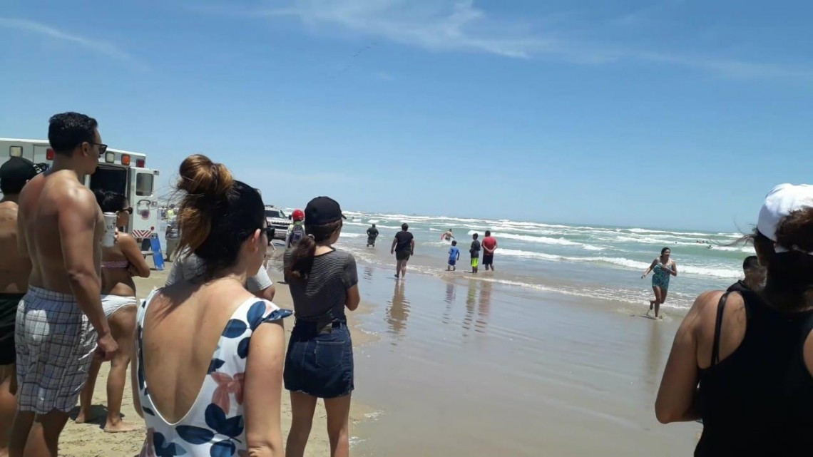 Pronto rescate acuático salva vida a dos jóvenes bañistas en Playa Tesoro