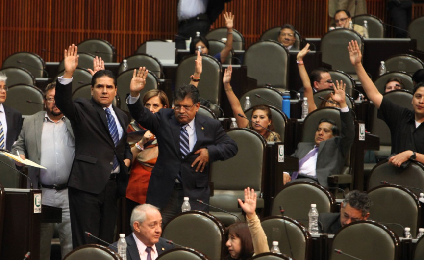 Evaluación a Diputados y Senadores externa a partidos políticos