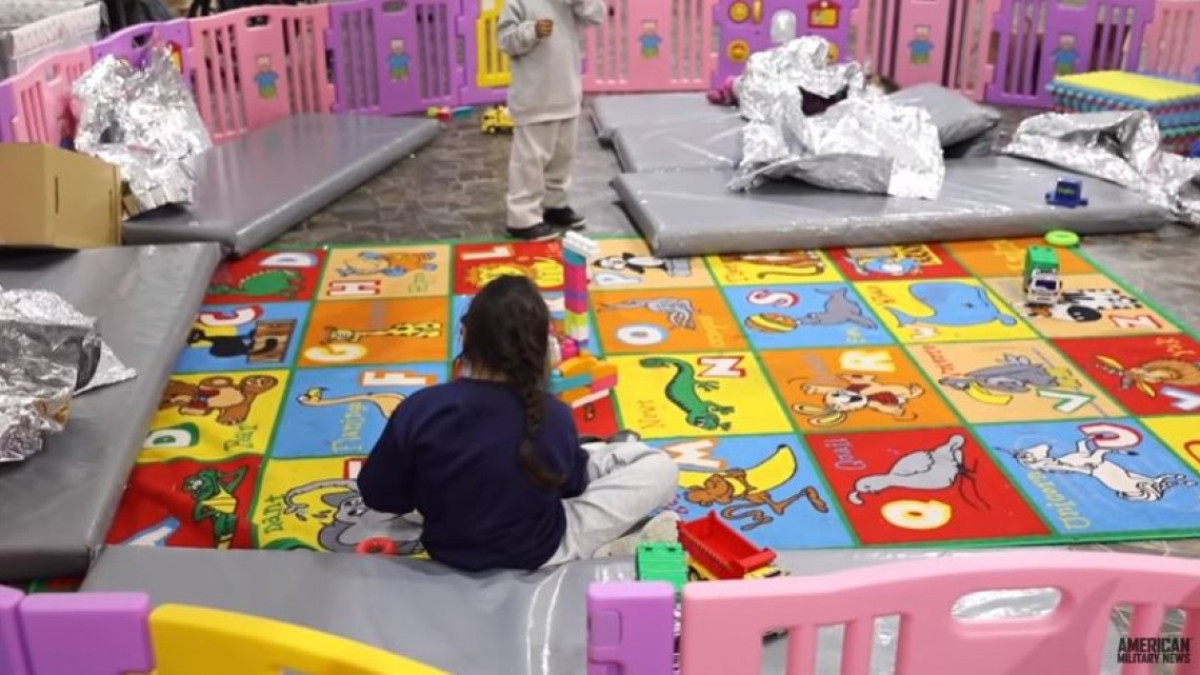 Autoridades de EU revelan imágenes de niños migrantes bajo custodia en centros de Texas 