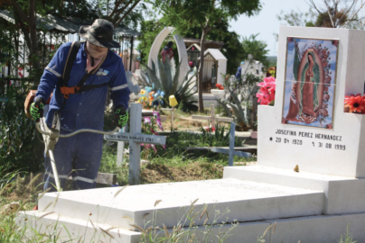 Limpian panteón para recibir el día de muertos