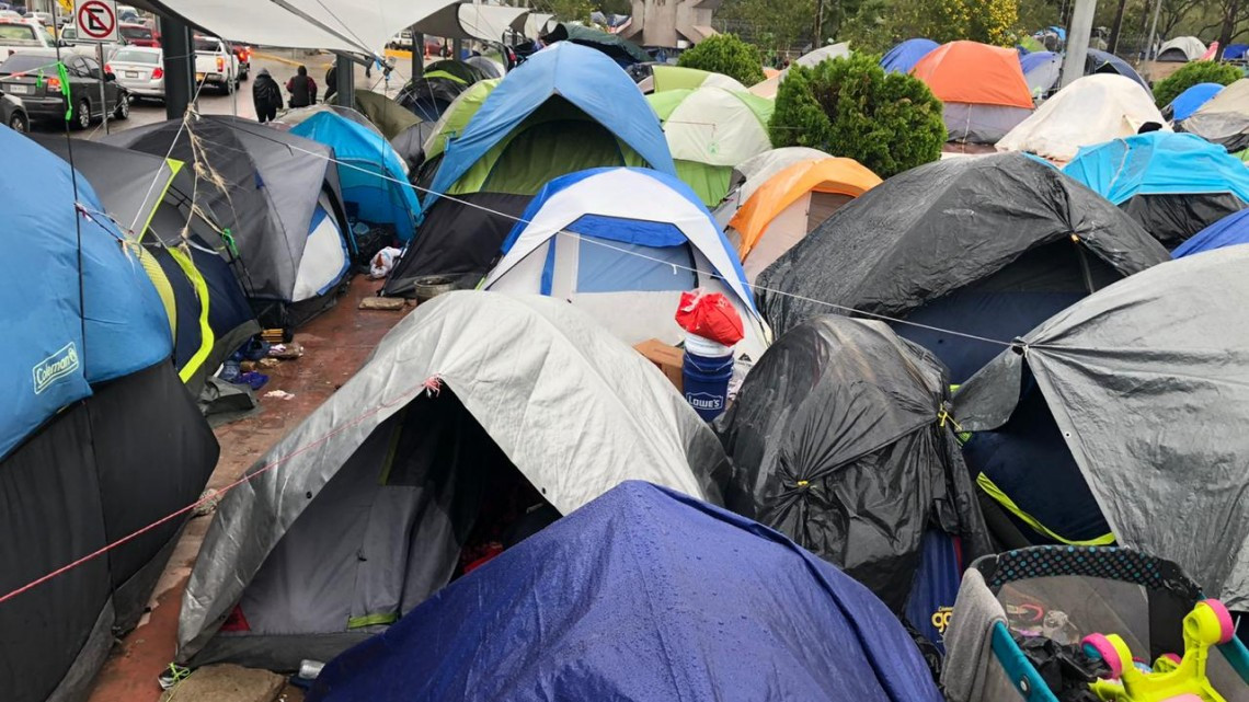 Migrantes en Matamoros expuestos a la lluvia y al frío
