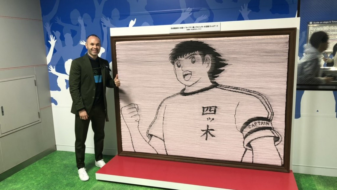 Iniesta inaugura una estación de metro dedicada a Oliver y Benji