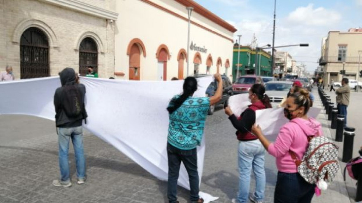 Se manifiestan frente a palacio municipal y cierran circulación vial