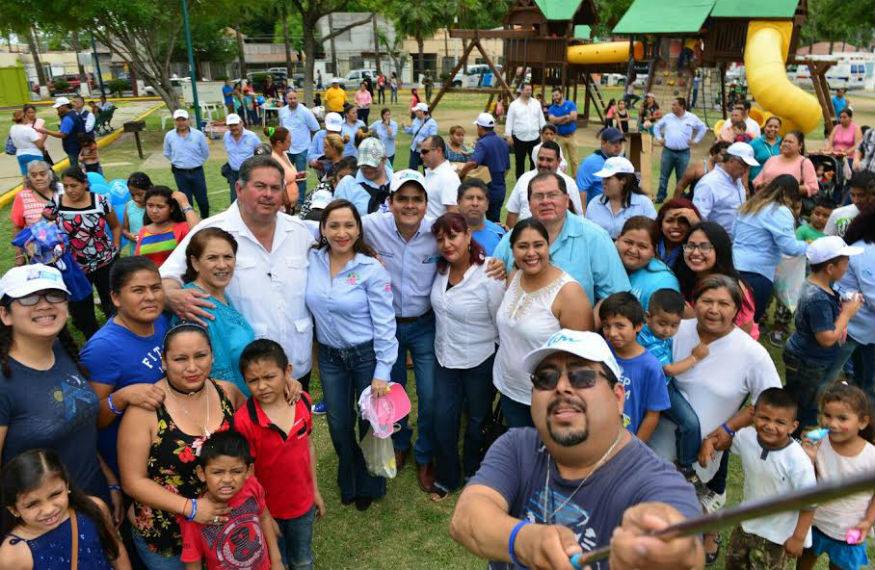 Alcalde de Nuevo Laredo celebra con familia domingo de pascua