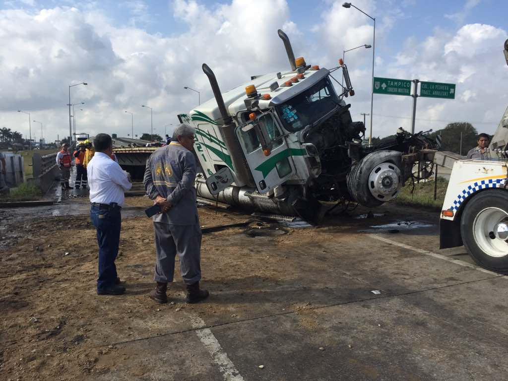 Pavimento mojado provoca aparatoso accidente