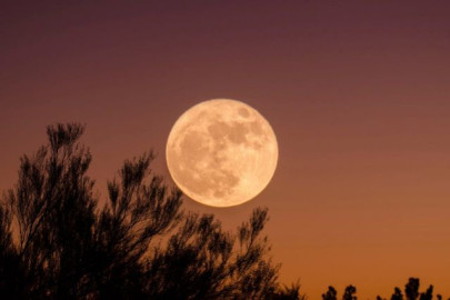 Científicos descubren sustancia gelatinosa en el lado oculto de la Luna