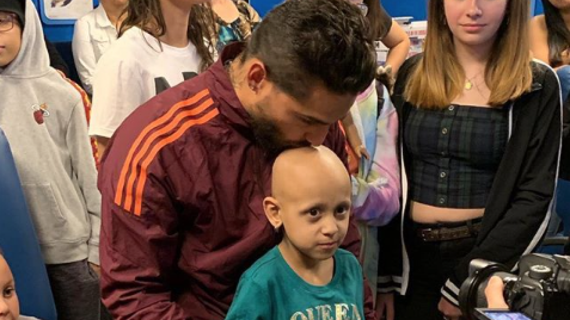 Maluma dona su cabello para los niños con cáncer