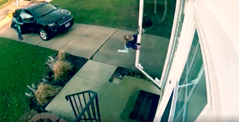 Fuertes vientos hacen volar a una niña en EU