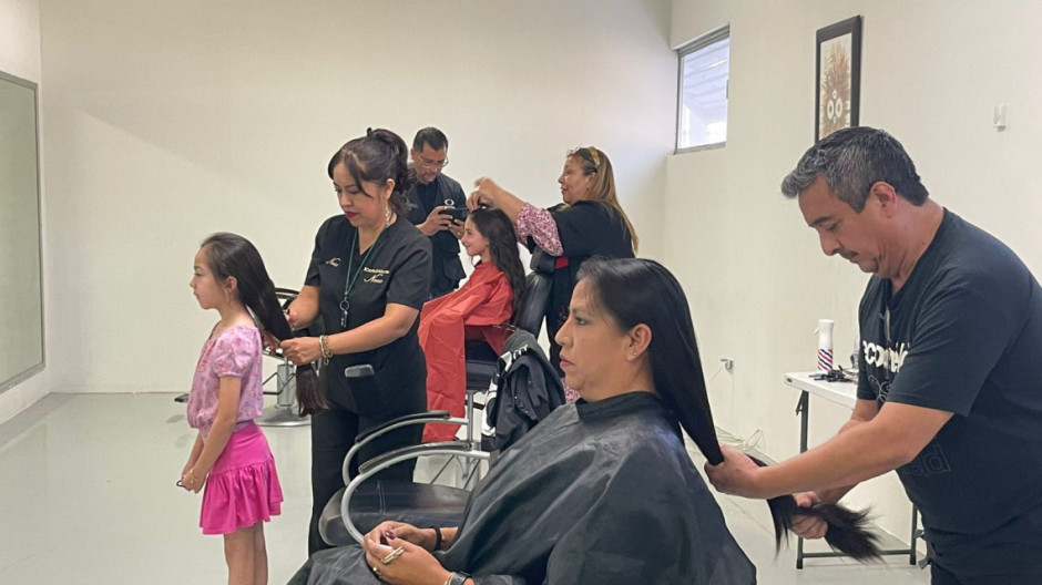 Se solidarizan con niñas con cáncer donando cabello 