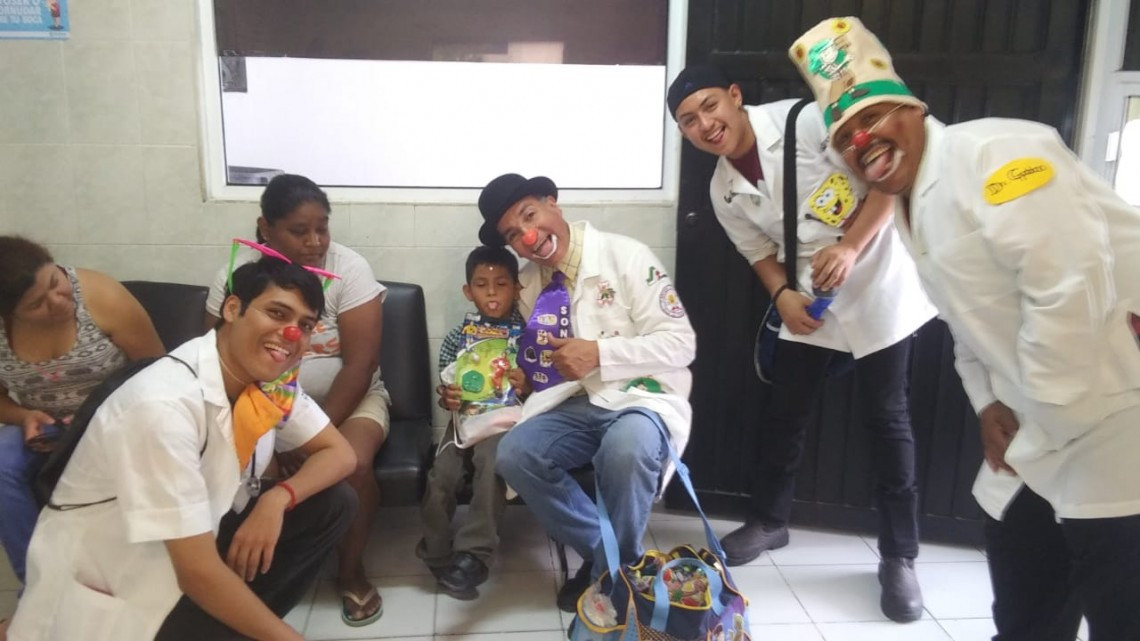 Llevan juguetes a niños enfermos