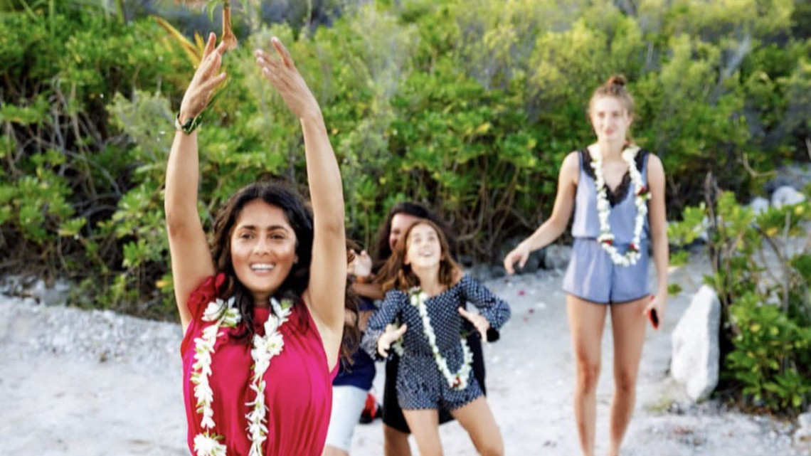 Salma Hayek va al spa y termina casándose