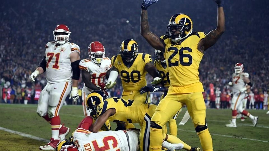Rams vencen 54-51 a los Chiefs con récord de 105 puntos anotados