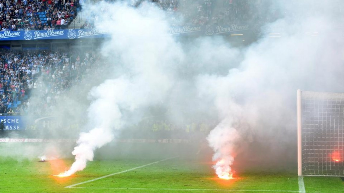 #Galería El Hamburgo desciende y sus ultas generan caos en la tribuna