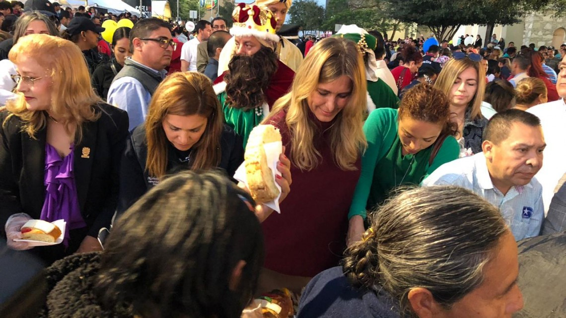 Comparten rosca de reyes en la Plaza Principal