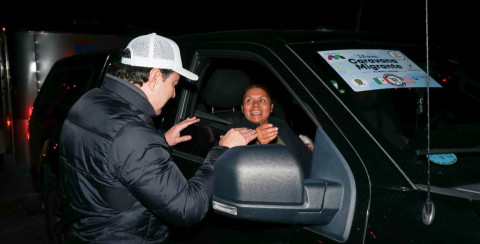 Recibe diputado a paisanos en su retorno