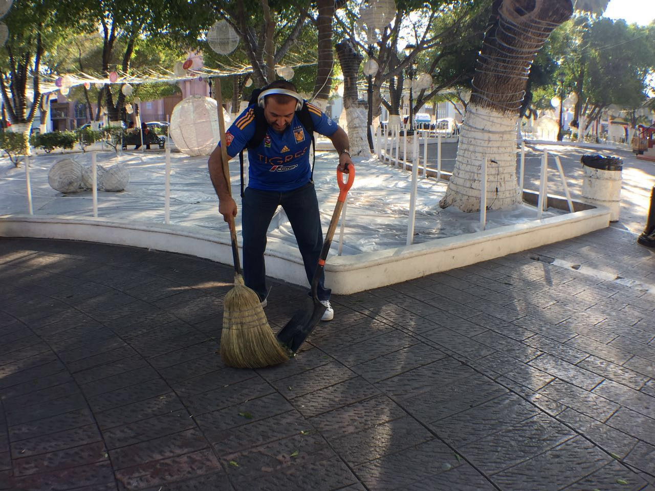 El vaquero paga la apuesta  a Chuchín de la Garza