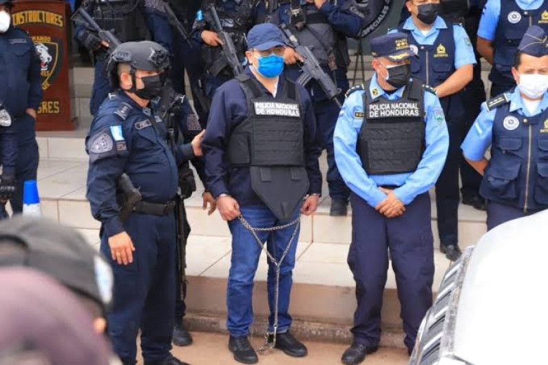 Detienen al expresidente de Honduras; EU pide su extradición 