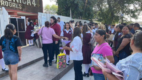 Alumnos de secundaria ETI 44 celebran su graduación en la calle