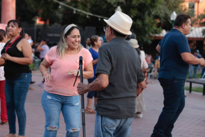Disfruta neolaredenses de tardes de danzón