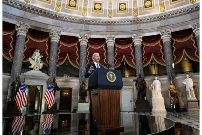 "A Trump le importa más su ego herido que nuestra democracia": Conmemora Biden primer aniversario del asalto al Capitolio 