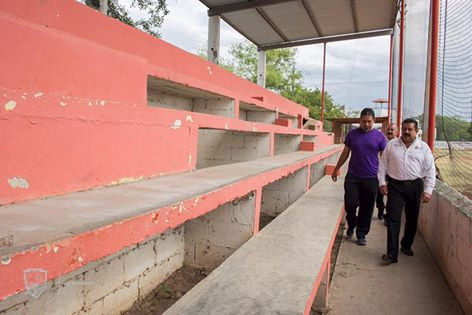 Apoyan mantenimiento de parque de beisbol