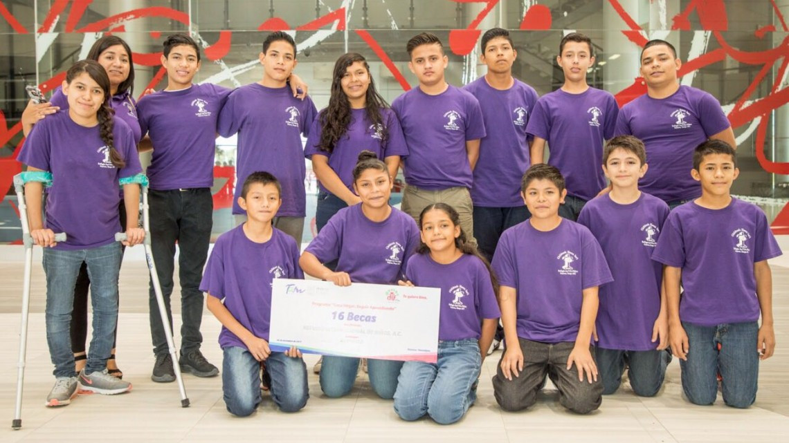 DIF Tamaulipas entrega becas y apoyos