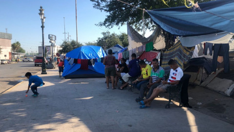 Tras cortarles la luz, cobran a migrantes por cargar celular