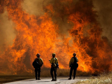 Desalojan a miles ante alerta por incendio en California