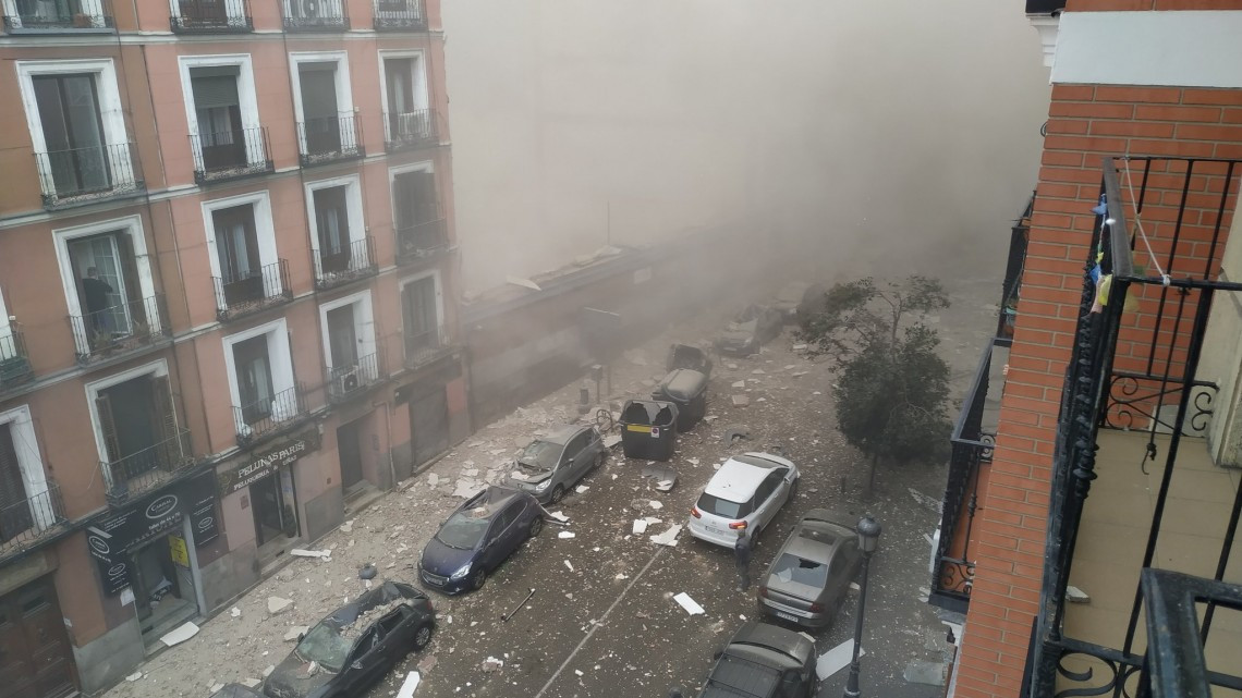 Fuerte explosión derrumba parte de un edificio en el centro de Madrid 