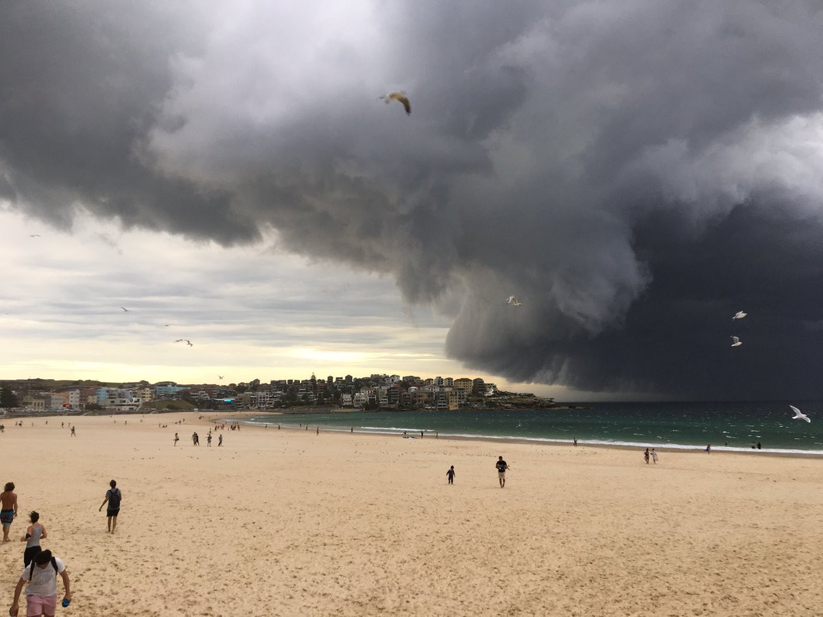 Nube “monstruo” sorprende a Australia