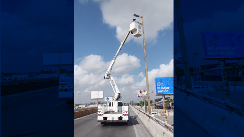 Rehabilitó el Municipio alumbrado del Puente Broncos 