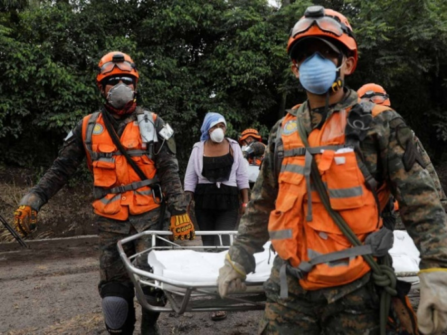 Aumenta a 135 los muertos por erupción volcánica en Guatemala