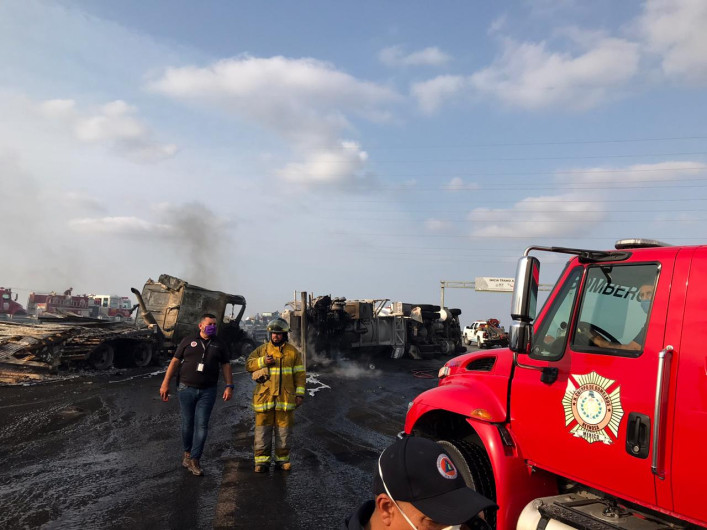 Combate PCyB incendio de pipa de combustible