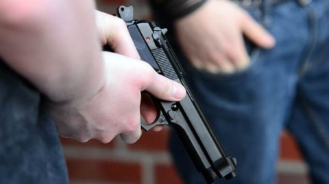 Adolescentes se disparan por reto viral en redes sociales