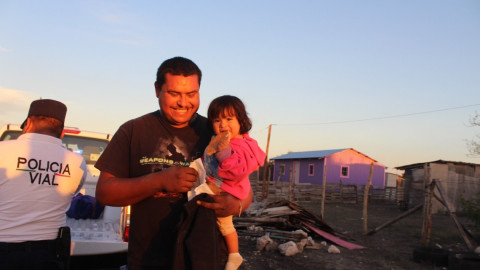 Elementos de la SSP llevan juguetes a los niños de zonas vulnerables y reparten cobijas y alimentos para mitigar el frío